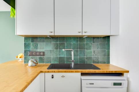 Cuisine blanche et verte : réagencement et rénovation dans un appartement lyonnais, quartier Tête d’Or