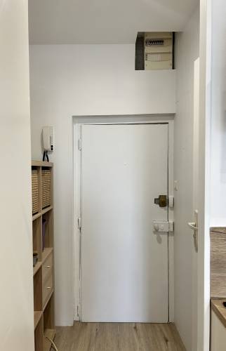 Porte rénovée après isolation et peinture à Bruz