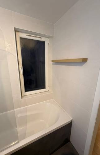 Travaux de rénovation de salle de bain avec isolation murale