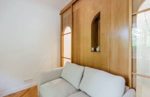 Optimisation de l'espace avec un canapé-lit dans un appartement parisien