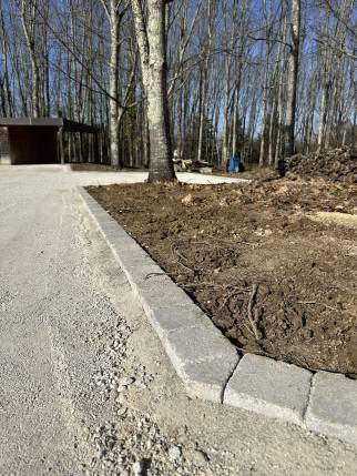 Pose de pavé pour délimiter le parking de la maison en dalle alvéolaire - Montauban 82000