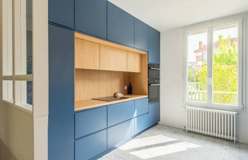 Vue détaillée des nouveaux placards en bois et des façades bleues – Mareil-Marly.
