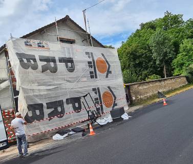 En cours de travaux sur la façade