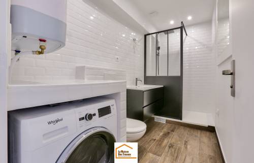 Création d’une salle de bain dans un bureau transformé en appartement