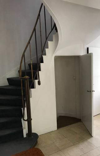 Réunir deux escaliers dans une belle et grande maison à Colombes