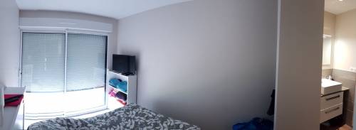 Chambre parentale isolée, plaquée, peinte, sol lames PVC imitation bois