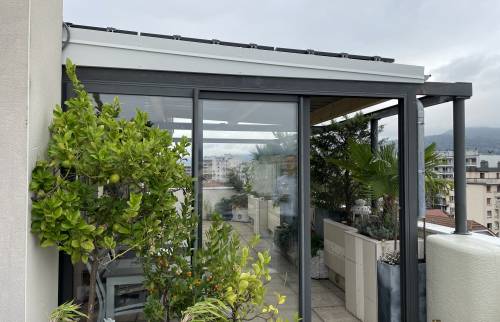 abri extérieur avec panneaux solaires 