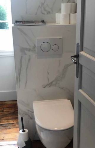 Rénover les toilettes d'une salle de bain à Trouville