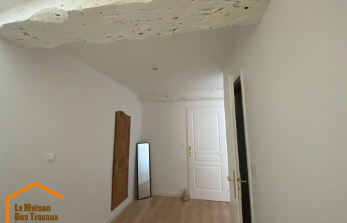 APRES Rénovation des murs et plafond avec finition peinte des poutres porteuses