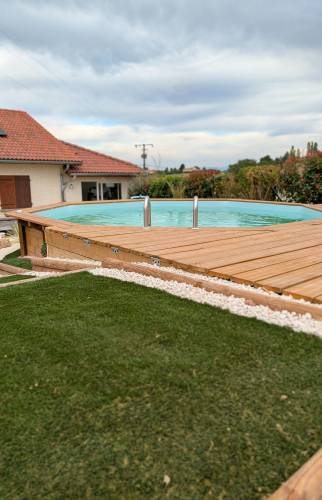 Terrasse en bois réalisée autour d'une piscine hors-sol à Saint-Cassien