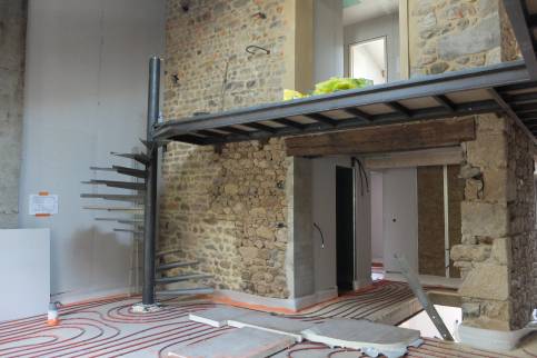 Réalisation d'un escalier métal avec coursive, en finition effet "rouillé", commune du Val de Saône