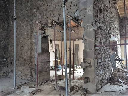 Travaux de maçonnerie et gros oeuvre, maison située dans les monts du lyonnais, ouest de Lyon