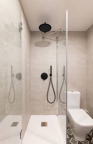 Intégration douche receveur surélevé avec robinetterie Noir Intense et WC suspendus à La Penne-sur-Huveaune (13821)