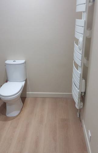Création d'un WC dans la salle de bain à l'étage de l'espace nuit 