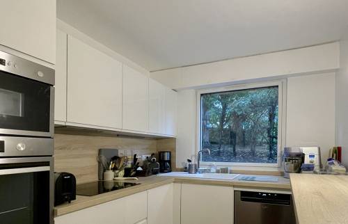 Le mur avec la fenêtre