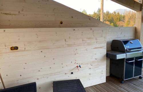 Création de la structure et de l'habillage bois de la future cuisine d'été à Coublevie avant l'installation des équipements et des finitions.