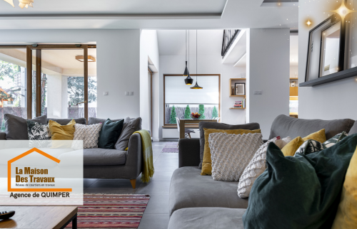 Un salon spacieux et lumineux avec des canapés confortables et une ambiance chaleureuse, idéal pour se détendre. 🛋️🌿