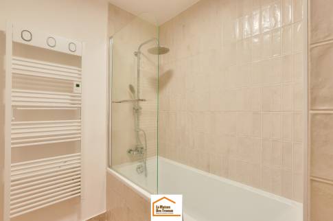 colombes-92700_salle-de-bain-optimisee_04-baignoire-avec-paroi-et-seche-serviettes
