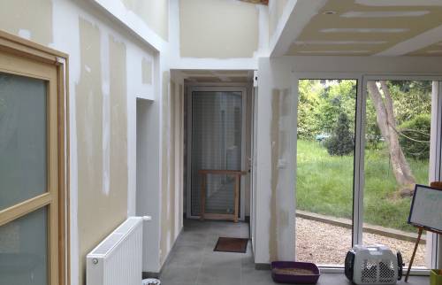 Travaux chantier agrandissement de maison arrière jardin porte vitrées coulissantes à Crozon (29160)