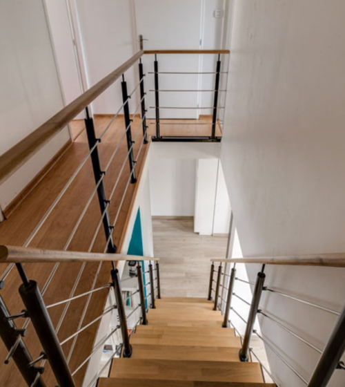structure escalier métal noir, escalier bois massif sur-mesure, rénovation intérieure Sallanches, aménagement duplex design, menuisier Sallanches
