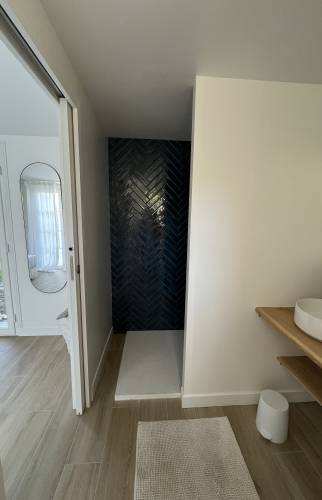Une vaste douche ouverte dans cette salle de bain