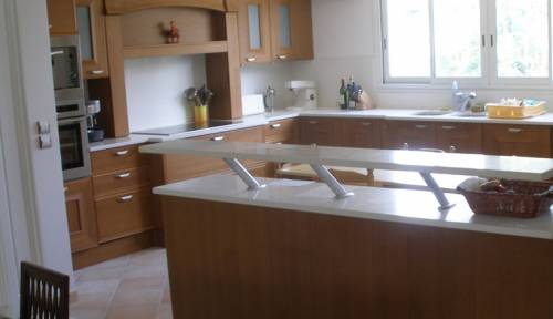 cuisine ouverte sur salle à manger avec îlot bar