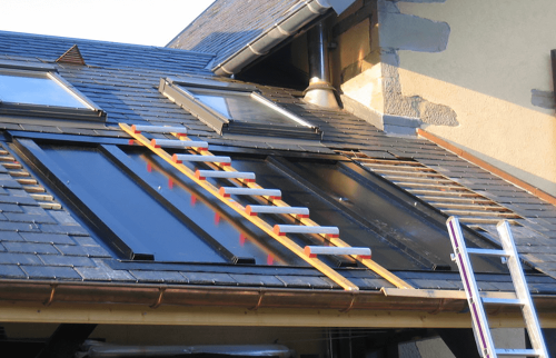 Rénovation énergétique : pose de panneaux solaires
