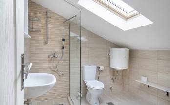 Douche à l'italienne sous les combles dans une maison 