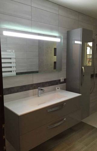 Meuble vasque et miroir rétroéclairé dans une salle de bain rénovée à Bouc-Bel-Air (13)