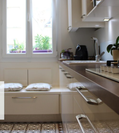 Cuisine rénovée à Luxeuil avec meubles laqués blancs et éclairage LED intégré, offrant un design moderne et lumineux.