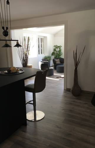 Vue intérieur côté cuisine avec poêle à bois - Travaux terminés
