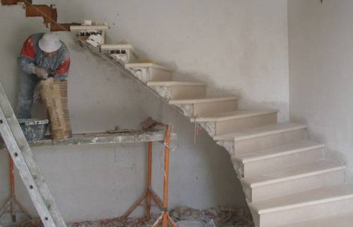 Montage des premières marches de la voûte d'escalier à Douarnenez (29100)