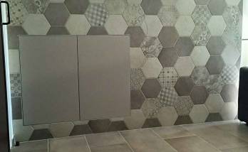 Carrelage au sol et habillage d'un bar en carreaux ciment, Maison Lyon Ouest