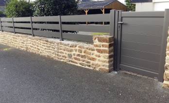 portail piétonnier alu opaque avec cl^$oture assortie et remùise à niveau du muret avec pierre de parement en façade à Meaux (77100)