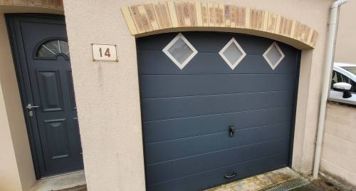 Nouvelle porte de garage après travaux de rénovation de menuiserie - Brie-Comte-Robert 77170