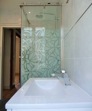 Rénovation d'une salle de bains d'invités  (Lyon Vaise) : Douche Grand Format et Meuble Vasque à tiroir blanc laqués