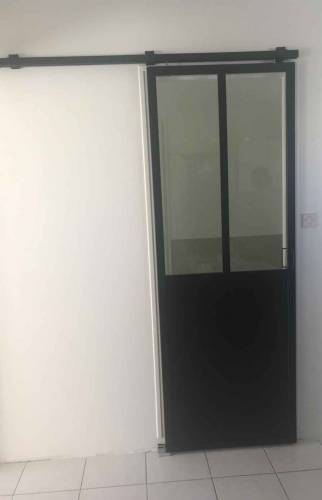 Pose d'une porte verrière atelier sur rail