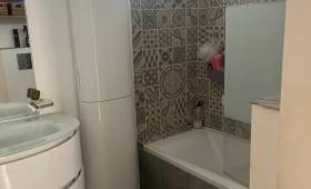 Salle de bain contemporaine dans un petit espace