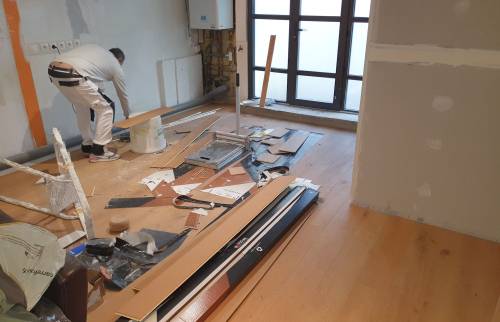Pose du revêtement de sol – Rénovation intérieure à Bruz