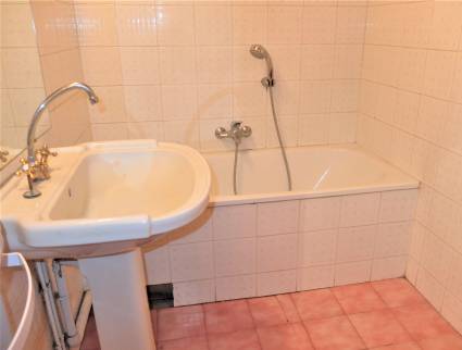 Une salle de bains dans un esprit vintage rétro, rénovation complète sur Lyon 9ème : vue avant travaux