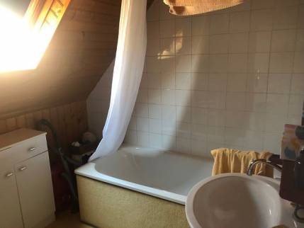 Ancienne salle de bain en sous-pente avant travaux de rénovation - La Séguinière 49280