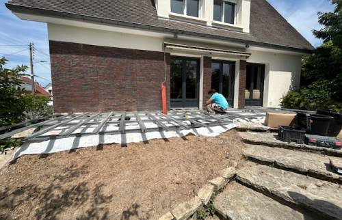 Rénovation extérieure à Sainte-Savine : une terrasse bois et un nouvel aménagement paysager 8