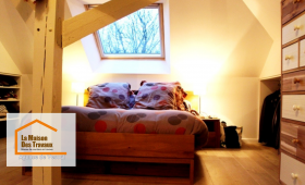 Aménagement de combles en chambre cosy à Vesoul par La Maison Des Travaux. Optimisation de l’espace sous pente avec rangements intégrés.