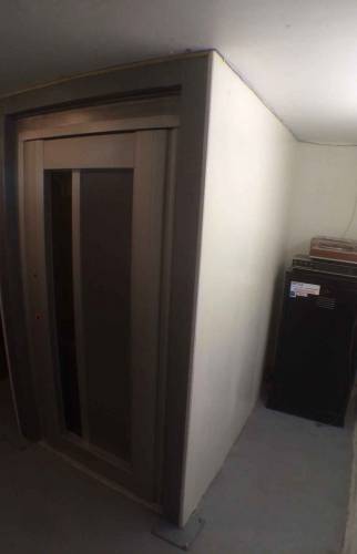 L'ascenseur, avec sa commande hydraulique au sous-sol