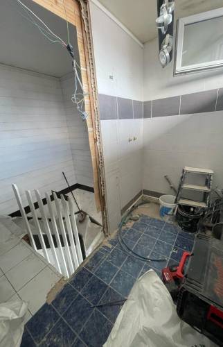 Agrandissement de la salle de bain sur le vide de la cage d'escalier 