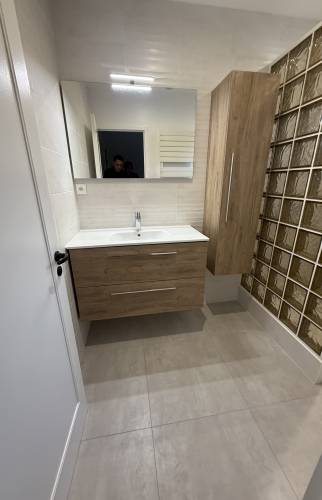 Rénovation d’une maison près de Couëron : rafraîchir les murs et moderniser la salle de bain entre deux locations salle de bain