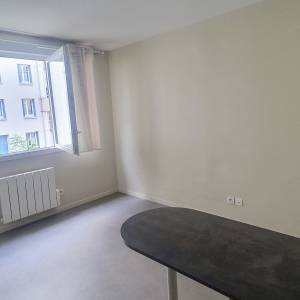 mobilier intégré et espace optimisé dans un studio à Grenoble – projet Emma Beale
