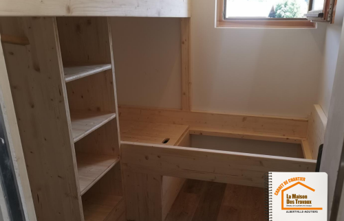 Lits sur-mesure Savoie, Optimisation espace chambre, Artisan bois sur-mesure Albertville, Rangement intégré lit, Décoration montagnarde appartement,