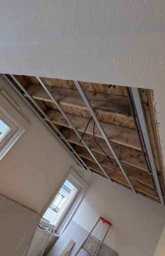 Structure du plancher bois créé au-dessus du salon