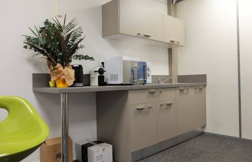 Aménagement d'une mini-cuisine dans un espace détente pour les locaux d'une agence de communication, Lyon Vaise